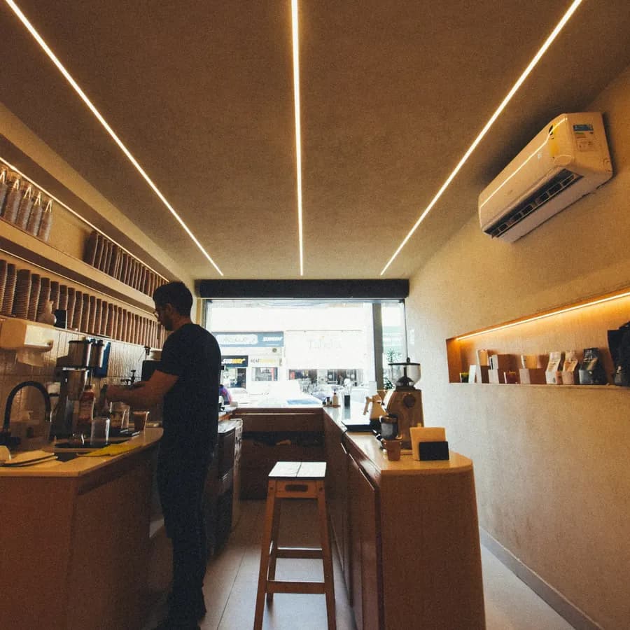Barista menyiapkan kopi di kedai minimalis